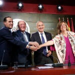 El rector de la Universidad de Valladolid (UVa), Antonio Largo, y el presidente de la Fundación Carlos Moro de Matarromera, Carlos Moro, firman los acuerdos para la creación de la Cátedra Vitivinícola Carlos Moro de Matarromera, en presencia de los presidentes de las diputaciones de Palencia, Ángeles Armisén, y Valladolid, Conrado Íscar.