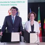 El presidente de la Junta, Alfonso Fernández Mañueco, y la presidenta de la región centro de Portugal, Isabel Damasceno, firman la Declaración de Aveiro 2024, durante el VI Consejo Plenario CENCYL, Comunidad de Trabajo Castilla y León-Centro de Portugal.