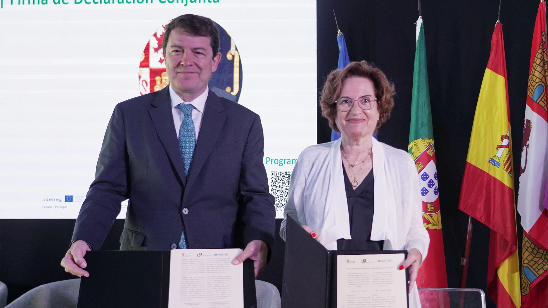 El presidente de la Junta, Alfonso Fernández Mañueco, y la presidenta de la región centro de Portugal, Isabel Damasceno, firman la Declaración de Aveiro 2024, durante el VI Consejo Plenario CENCYL, Comunidad de Trabajo Castilla y León-Centro de Portugal.