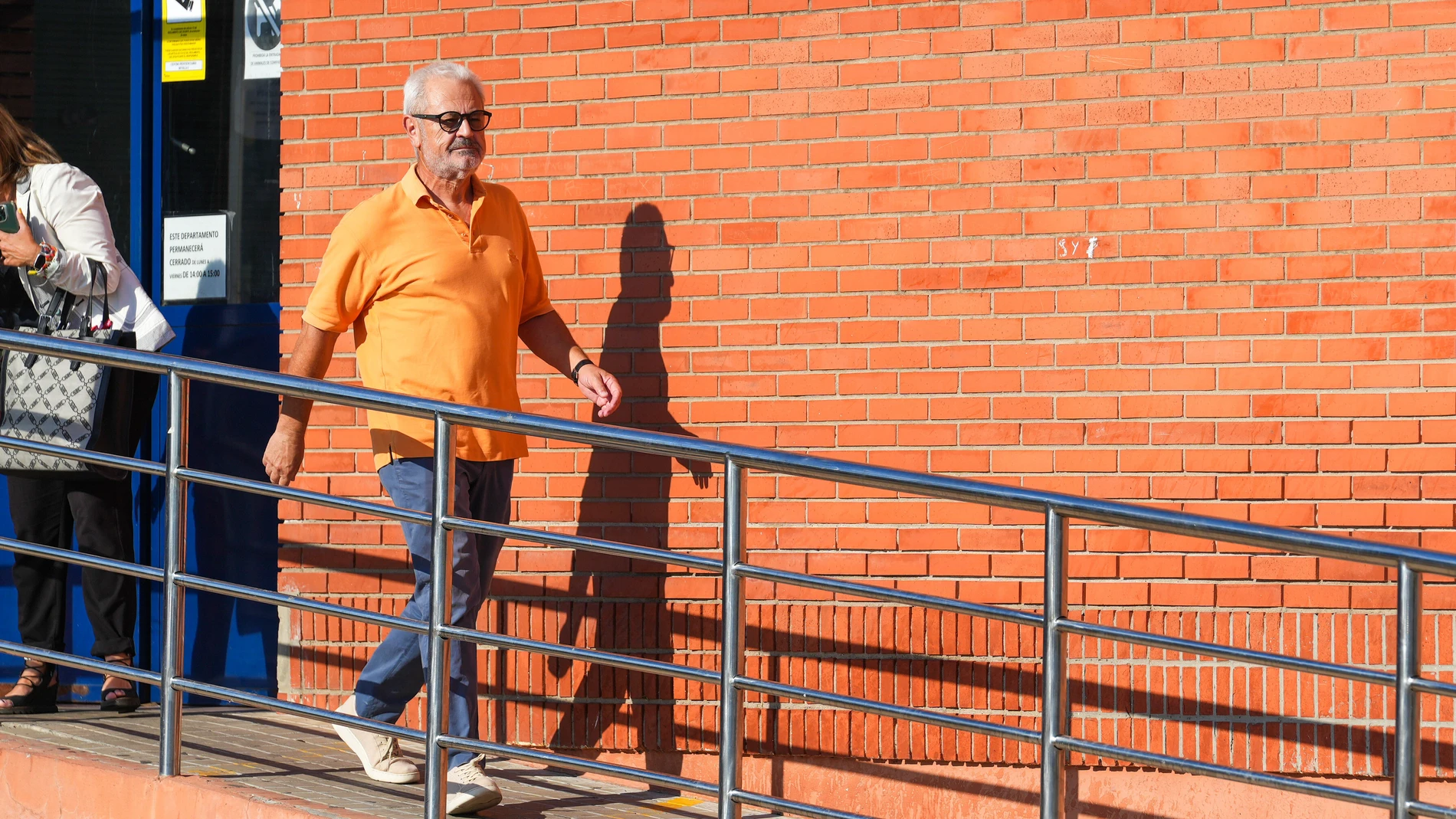 El ex consejero de Innovación Francisco Vallejo saliendo de la cárcel