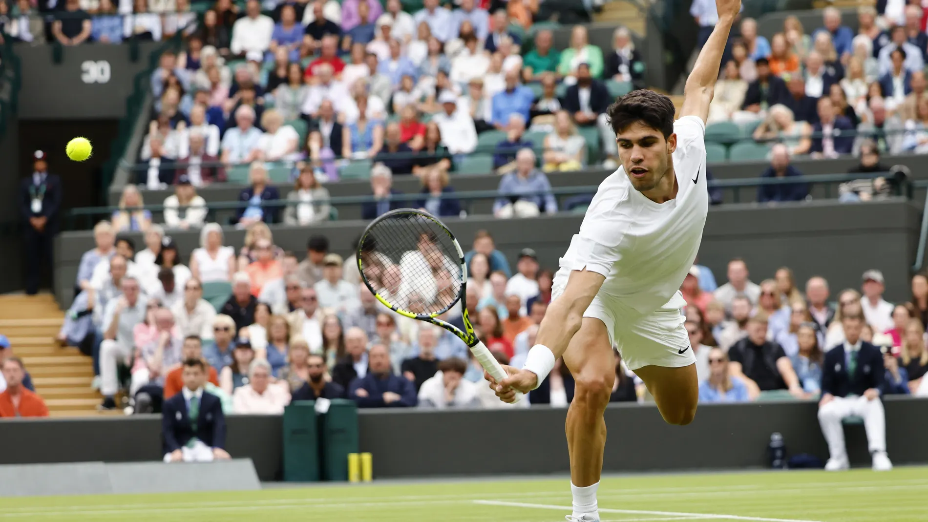 Wimbledon (United Kingdom), 03/07/2024.- Carlos Alcaraz of Spain in action during his Men's Singles second round match against Aleksandar Vukic of Australia at the Wimbledon Championships, Wimbledon, Britain, 03 July 2024. (Tenis, España, Reino Unido) EFE/EPA/TOLGA AKMEN EDITORIAL USE ONLY