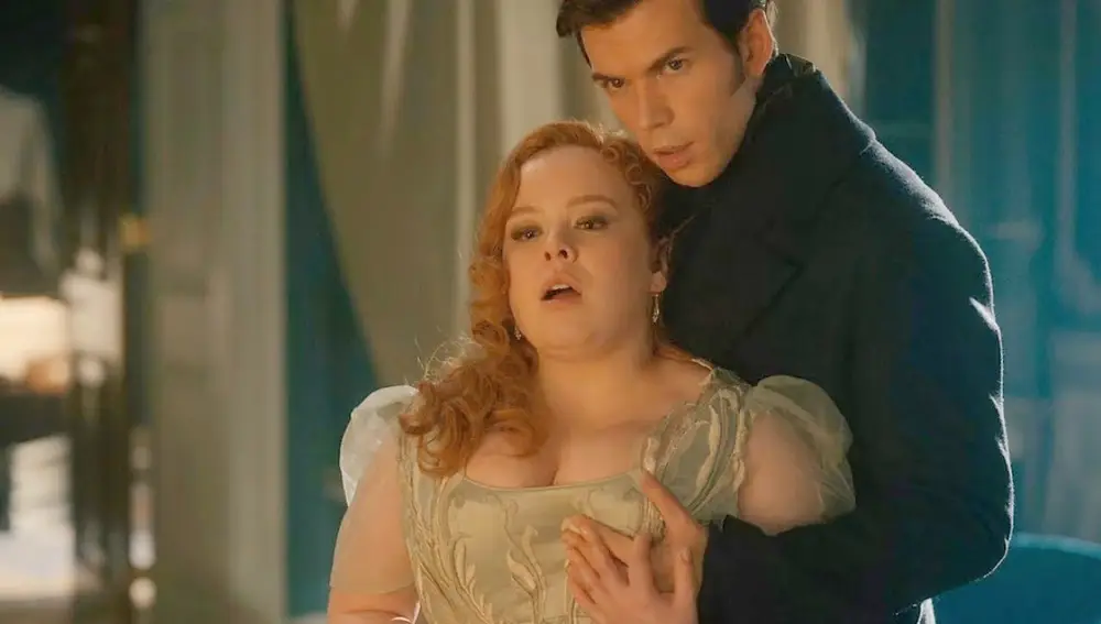 Nicola Coughlan y Luke Newton en la primera relación sexual de Penelope y Colin en Los Bridgerton