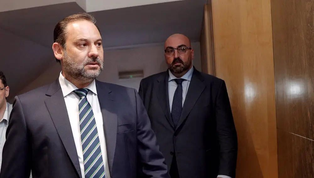 Koldo García (d) junto al entonces ministro de Fomento, José Luis Ábalos.