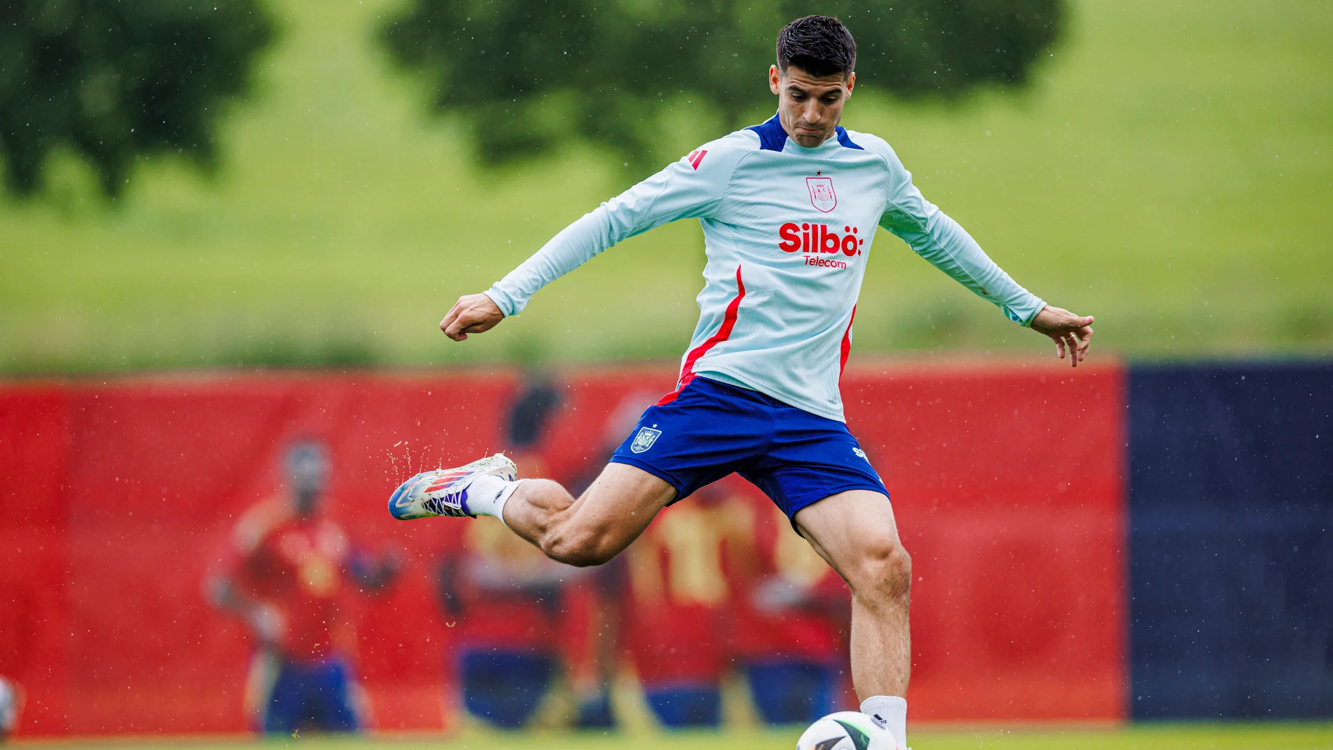 DONAUESCHINGEN (ALEMANIA), 03/07/2024.- El delantero de la selección española Álvaro Morata participa en un entrenamiento este miércoles, en Donaueschingen (Alemania). La selección española se enfrenta este viernes, en los cuartos de final de la Eurocopa 2024 a Alemania. EFE/ Pablo García Rfef SOLO USO EDITORIAL SOLO DISPONOBLE PARA ILUSTRAR LA NOTICIA QUE ACOMPAÑA (CRÉDI TO OBLIGATORIO)