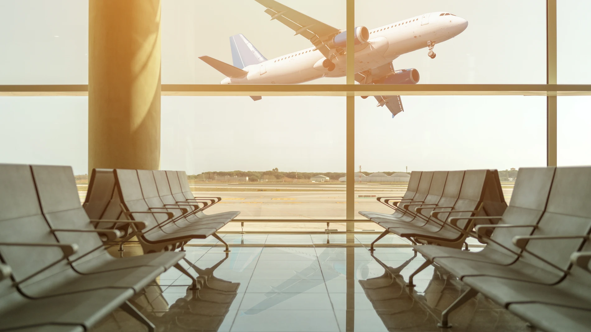 España cuenta con más de cuarenta aeropuertos, contando los que realizan vuelos nacionales e internacionales, y algunos de ellos son muy transcurridos como Madrid-Barajas, Barcelona-El Prat o Málaga-Costa del Sol