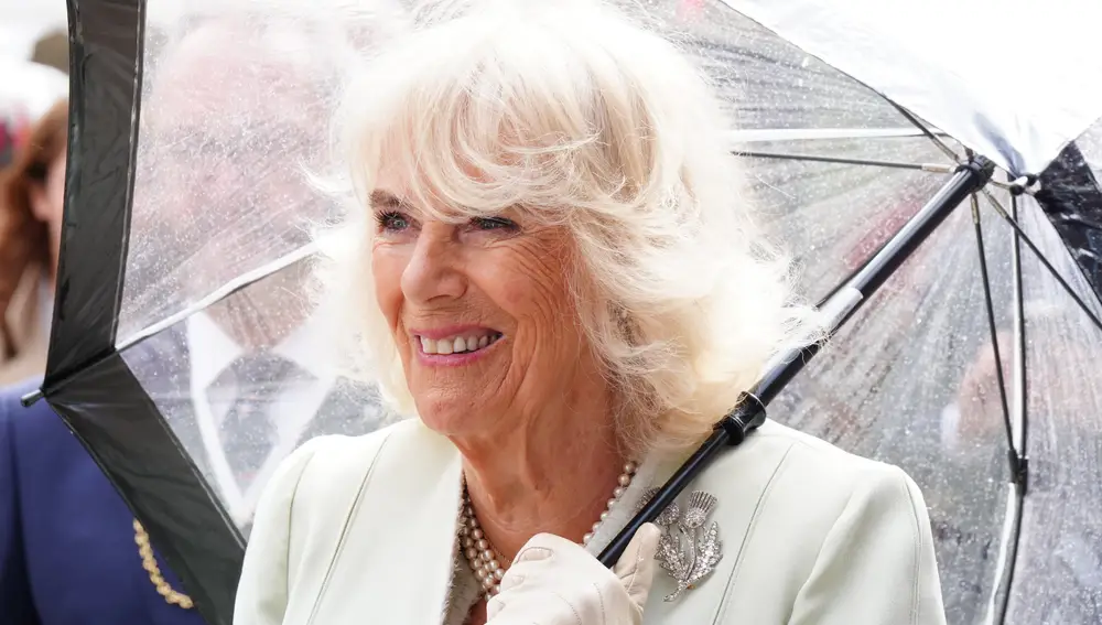 La reina Camilla aferrada a su paraguas