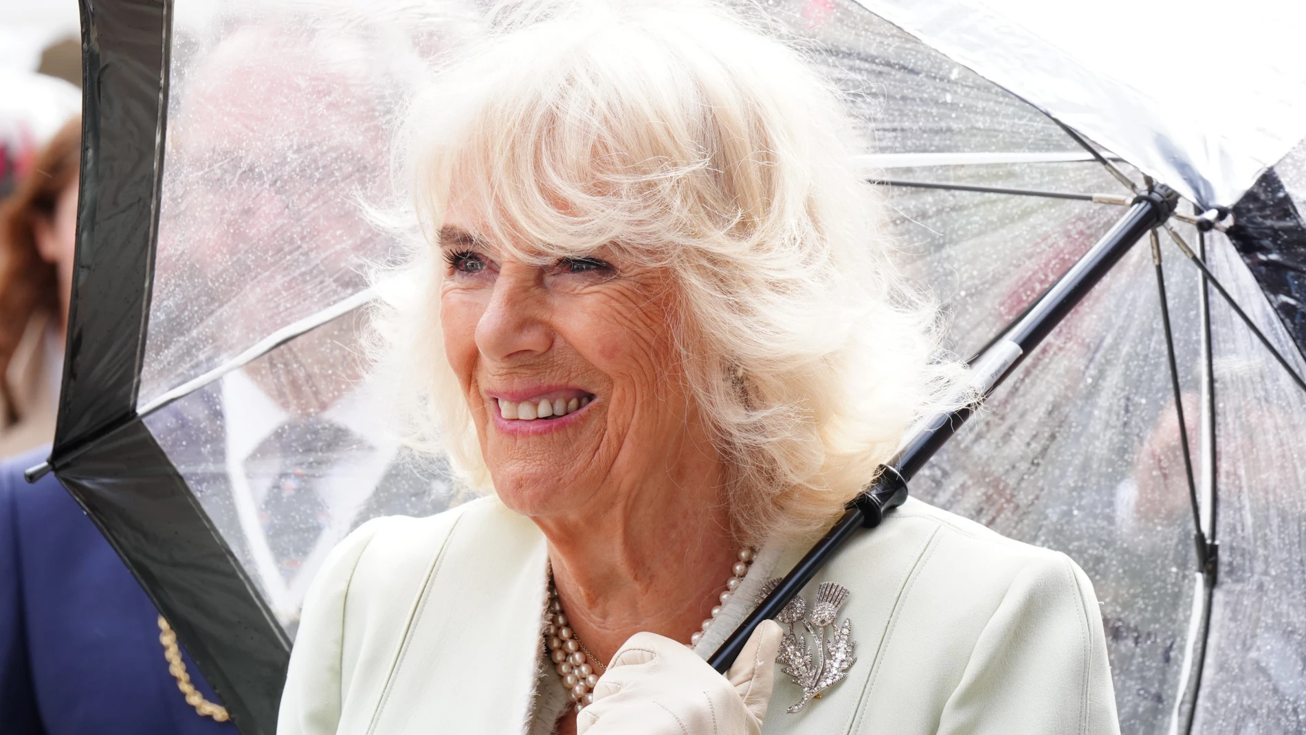 La reina Camilla aferrada a su paraguas