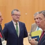 Dueñas conversa con el ministro Planas junto a otros consejeros tras la Sectorial de Pamplona