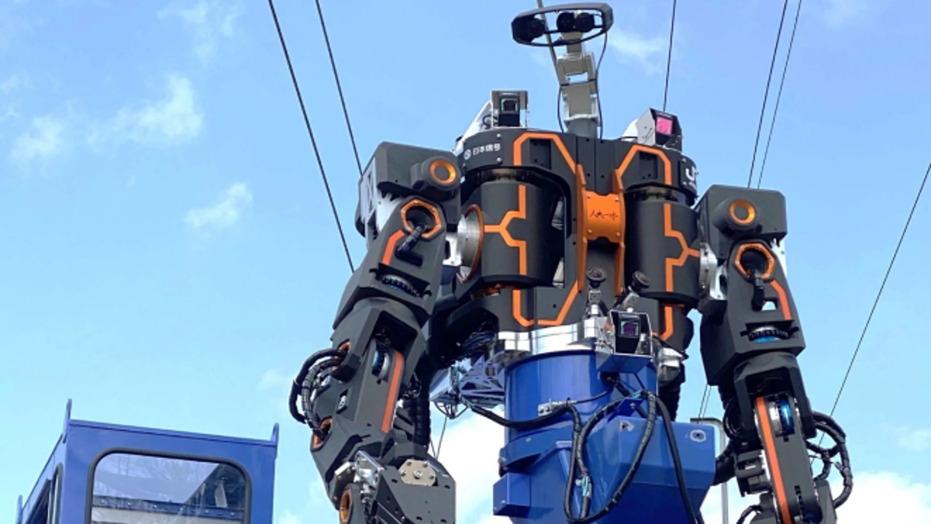 El robot gigante de 12 metros que realiza el mantenimiento de las vías del tren en Japón.