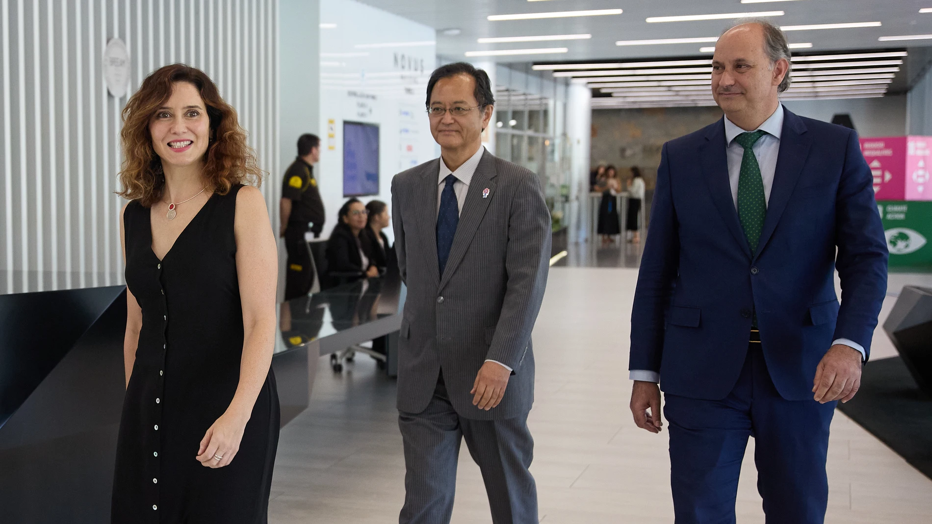 La presidenta de la Comunidad de Madrid, Isabel Díaz Ayuso (1i), y el embajador de Japón, Takahiro Nakamae (1d), durante su visita a la sede de la multinacional NTT Data, en la sede del Ministerio, a 4 de julio de 2024, en Madrid (España). NTT Data está especializada en servicios de consultoría tecnológica y es la empresa colaboradora de Madrid Digital en la modernización de la nueva Oficina Virtual de Tributos de la Comunidad de Madrid, dedicada a simplificar la presentación de los impuesto...