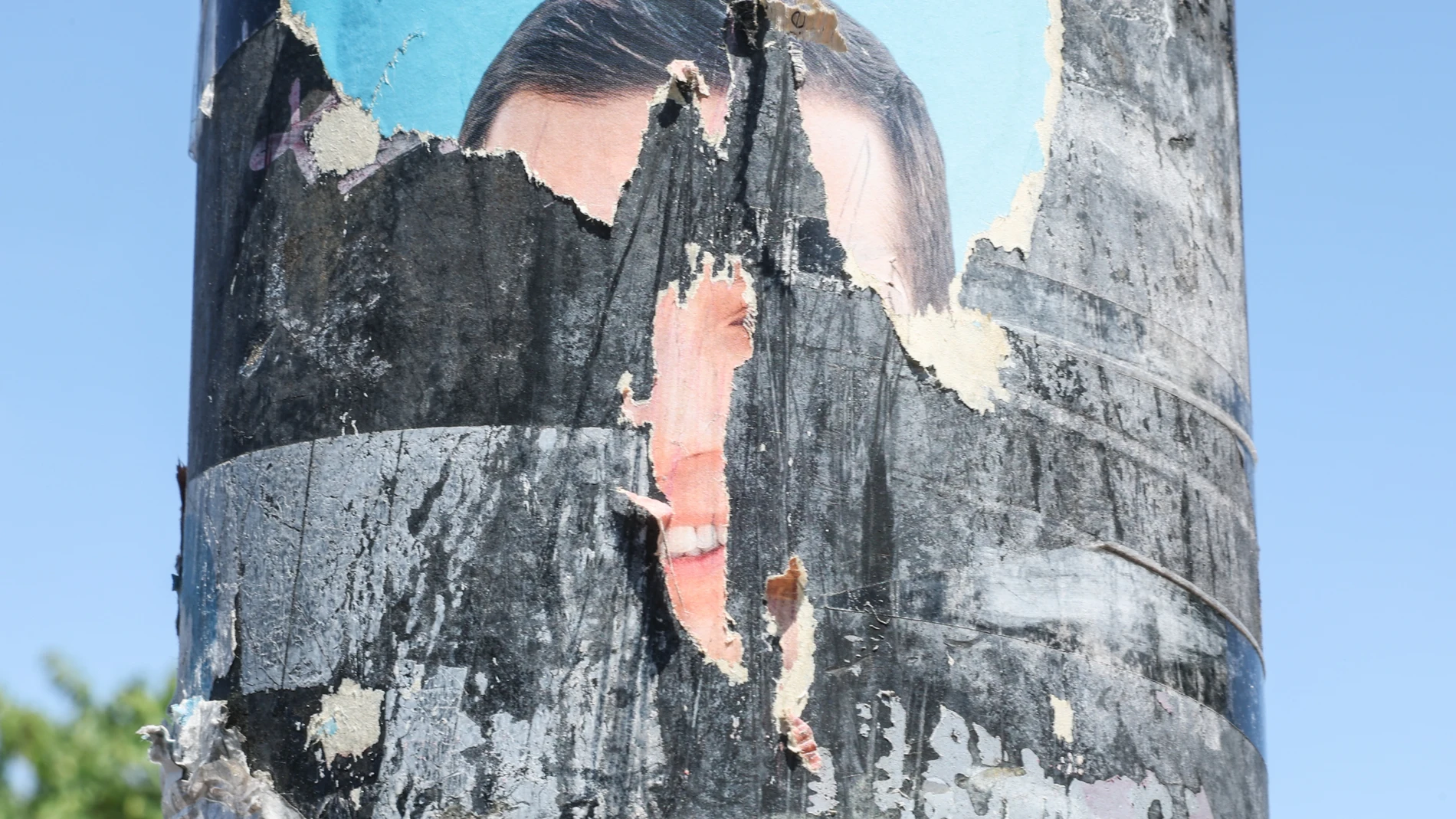 Paris (France), 04/07/2024.- A ripped campaign poster of President of the French right-wing party National Rally (Rassemblement National, RN) Jordan Bardella in Paris, France, 04 July 2024. The second round of the French parliamentary elections is to be held on 07 July 2024. (Elecciones, Francia, Jordania) EFE/EPA/MOHAMMED BADRA