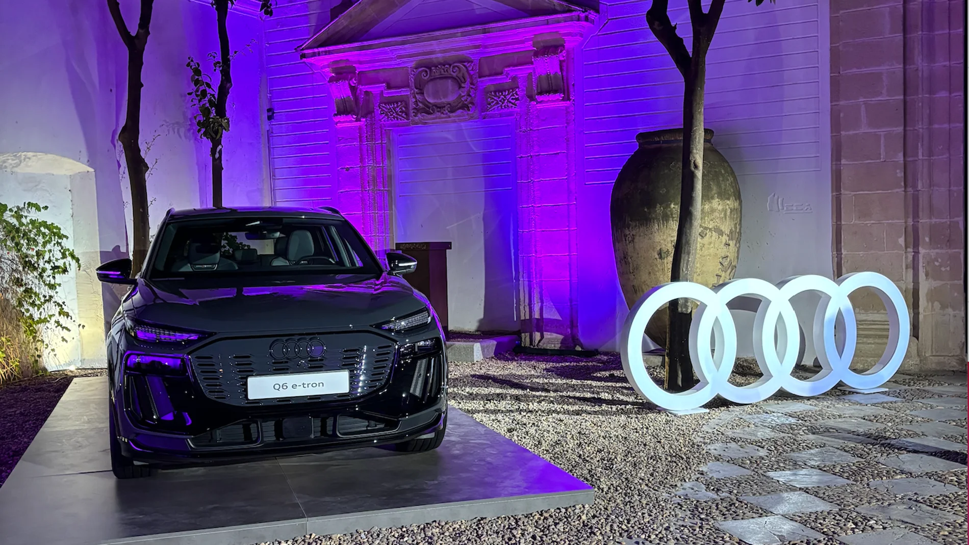 El Audi Q6 e-tron combina el característico estilo de los SUV de Audi con un diseño específico de e-tron
