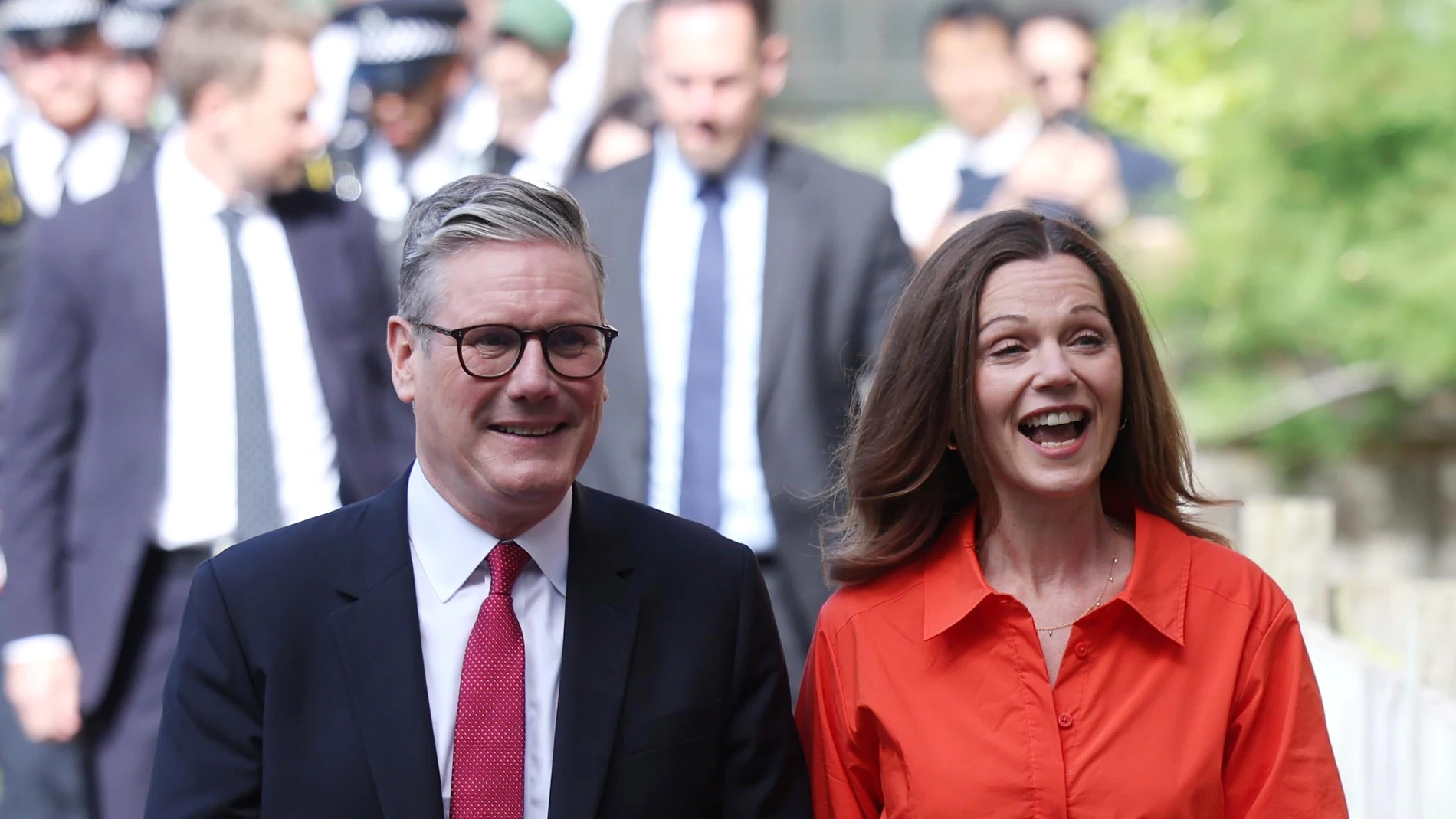 London (United Kingdom), 03/07/2024.- Labour Party leader Sir Keir Starmer (L) arrives with his wife Victoria Starmer at a polling station to vote during the British General Election in London, Britain, 04 July 2024. Britons are heading to the polls to elect new members of Parliament following the call by Britain's Prime Minister Sunak for a snap election. (Elecciones, Reino Unido, Londres) EFE/EPA/NEIL HALL