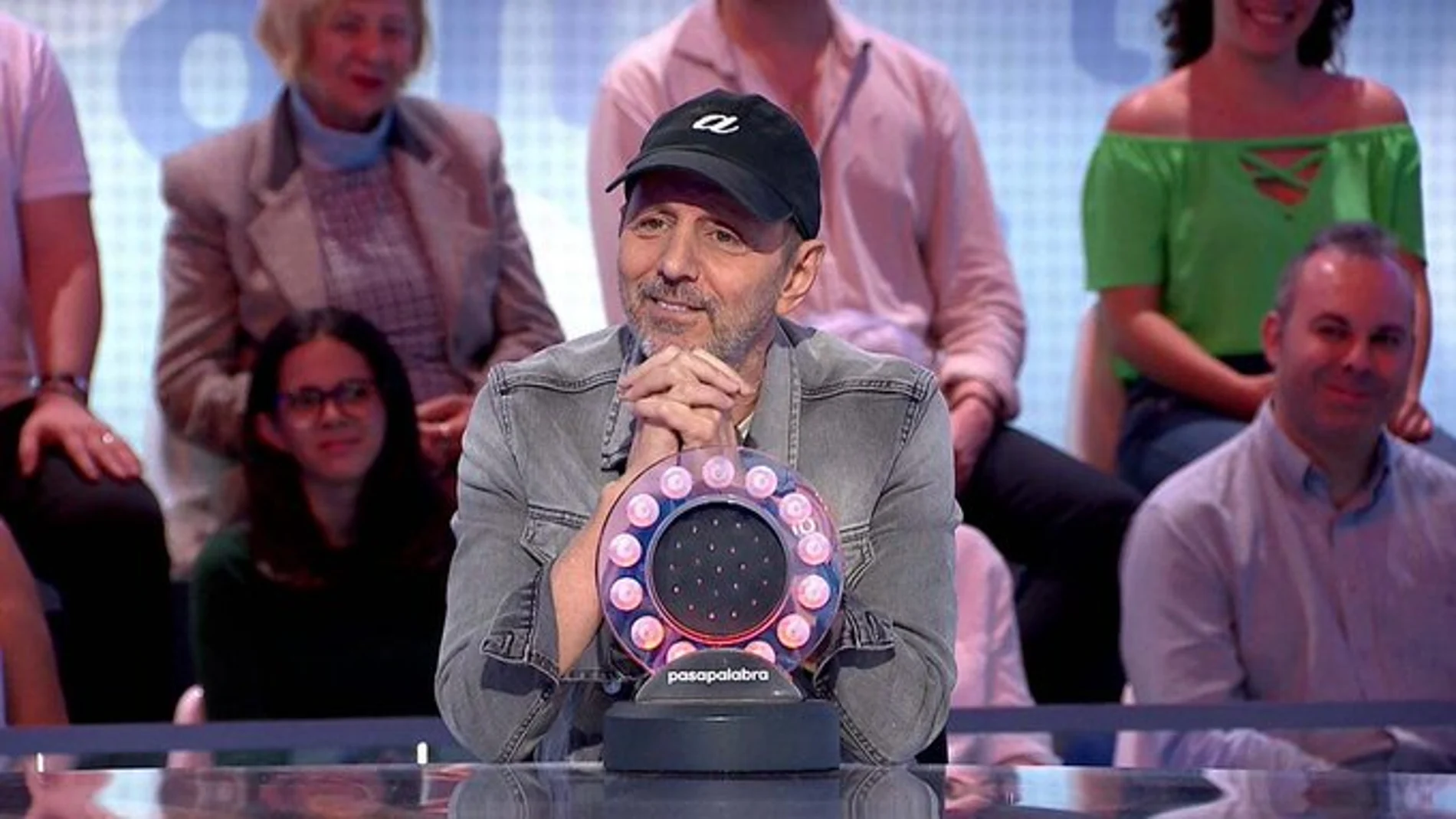 "Enfado" de Alejo Stivel con el equipo de guionistas de "Pasapalabra": "Quiero tener unas palabras"