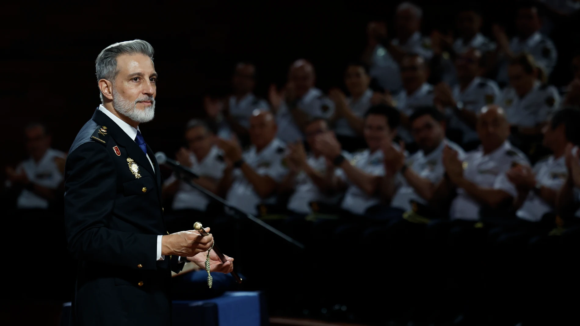 Carlos Gajero, con el bastón de mando