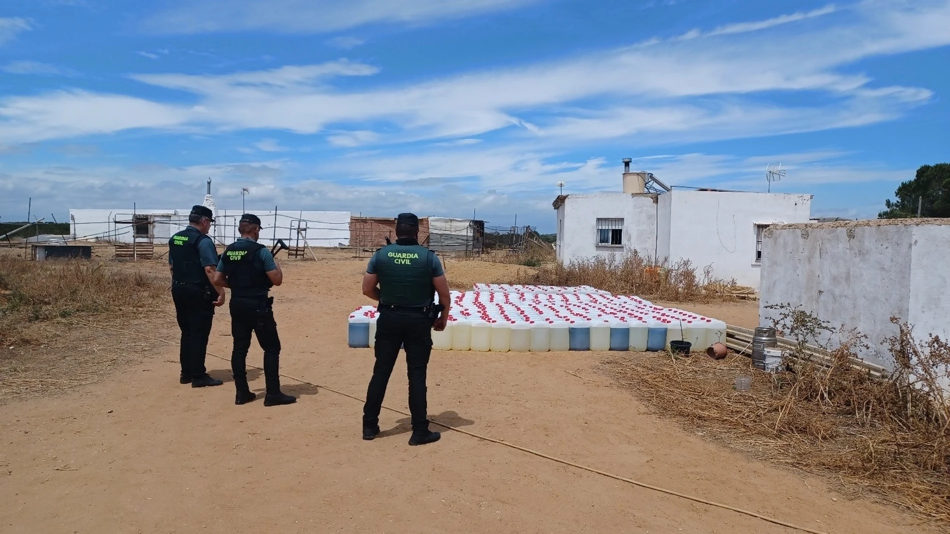 Garrafas intervenidas por la Guardia Civil