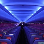 Por qué se apagan las luces de cabina en un avión al despegar y aterrizar.
