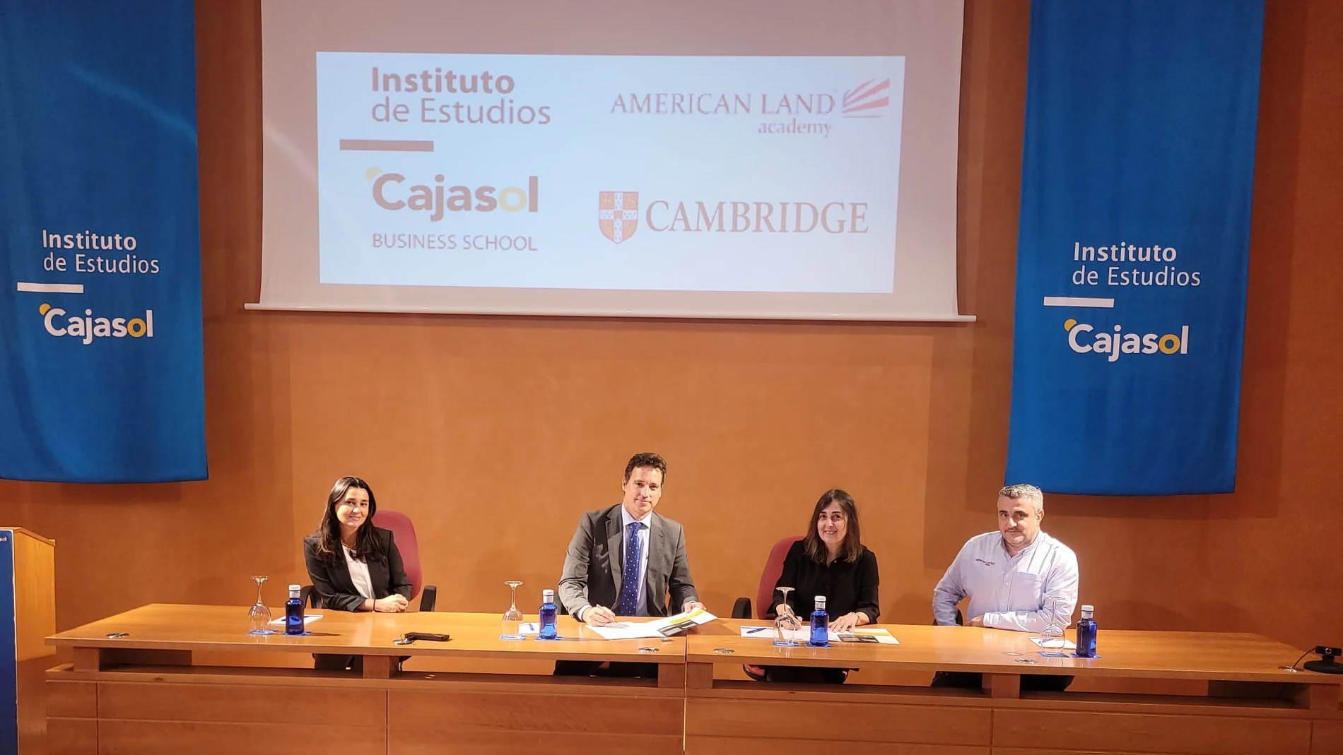 Momento de la firma del acuerdo entre ambas instituciones