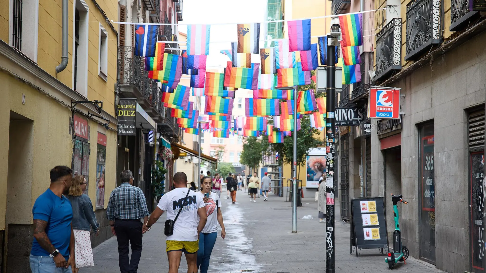 Los servicios de limpieza del Ayuntamiento recogieron en el primer día del Orgullo hasta 30.000 kilos de residuos