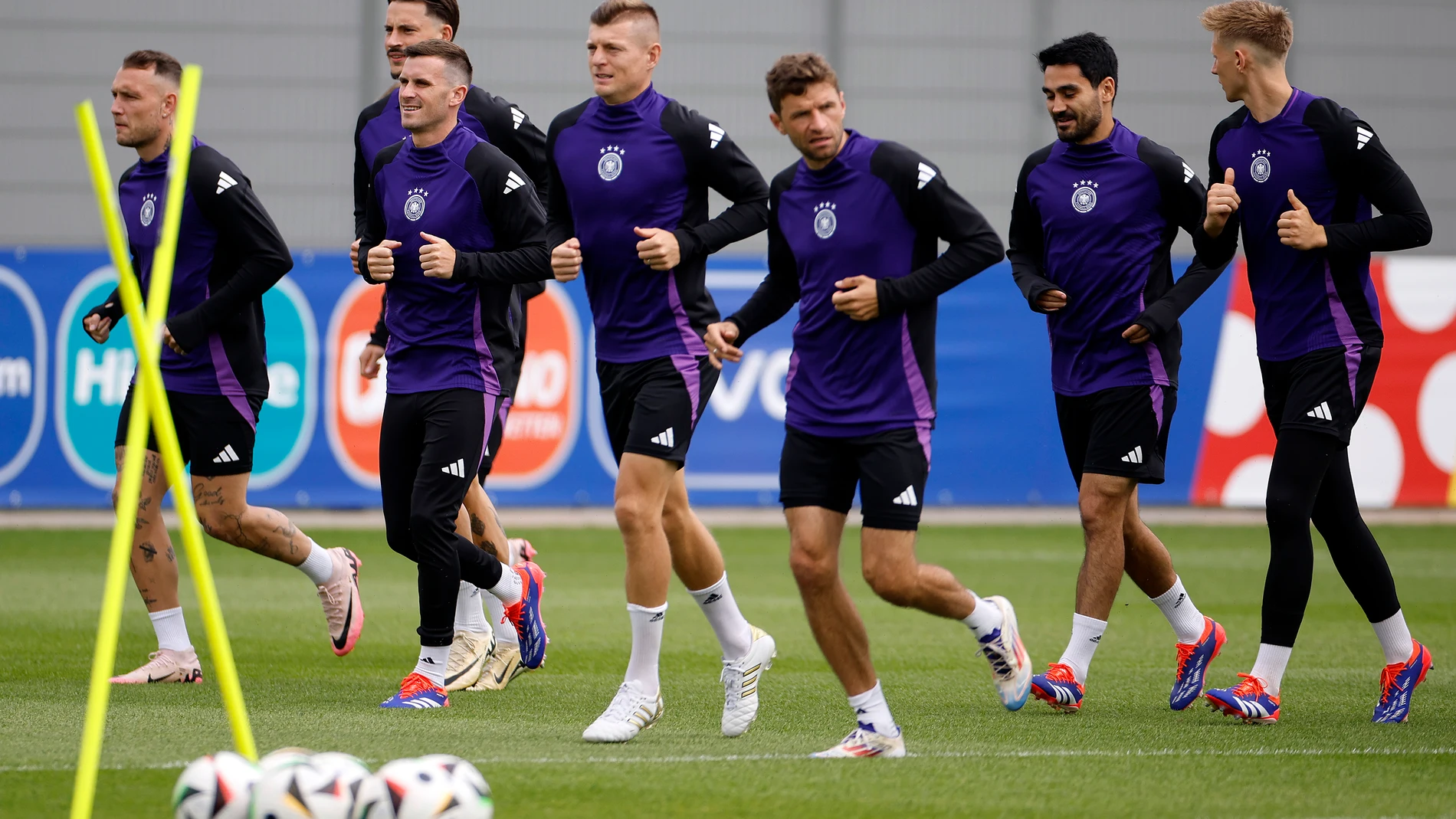 HERZOGENAURACH (ALEMANIA), 04/07/2024.- Los jugadores de la selección alemana durante el entrenamiento de este jueves en Herzogenaurach (Alemania), en la víspera de su encuentro de cuartos de final de la Eurocopa 2024 ante España. EFE/ Alberto Estévez