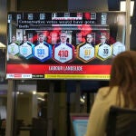 Periodistas siguen en televisión la noche electoral en Reino Unido