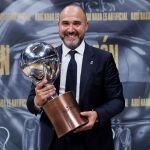 Chus Mateo, con el trofeo de la última Liga Endesa