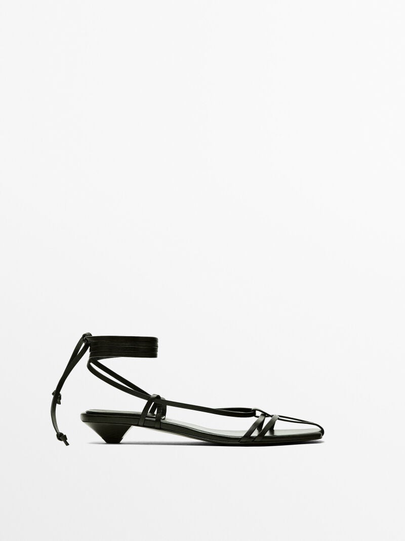 Sandalias con tacón bajo.