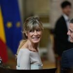 El presidente del Gobierno, Pedro Sánchez, junto a su mujer Begoña Gómez
