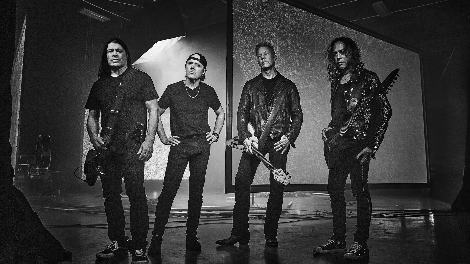 Fotografía cedida por Ross Halfin que muestra al bajista del grupo Metallica Robert Trujillo (i) junto a sus compañeros de banda durante una sesión fotográfica.