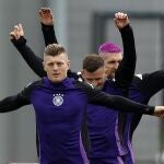 Toni Kroos se ejercita junto a sus compañeros antes de los cuartos de final