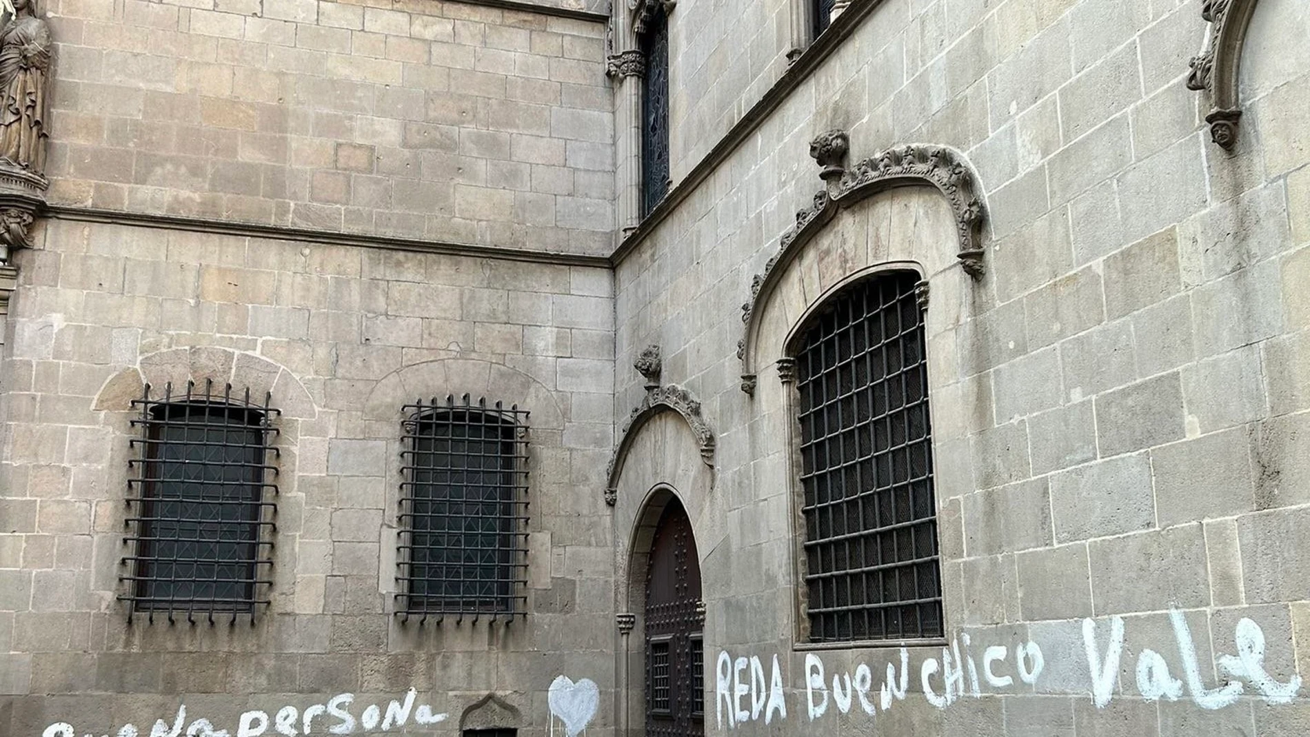 La pintada que ha aparecido este jueves en la fachada gótica del Ayuntamiento de Barcelona. JUNTS 04/07/2024