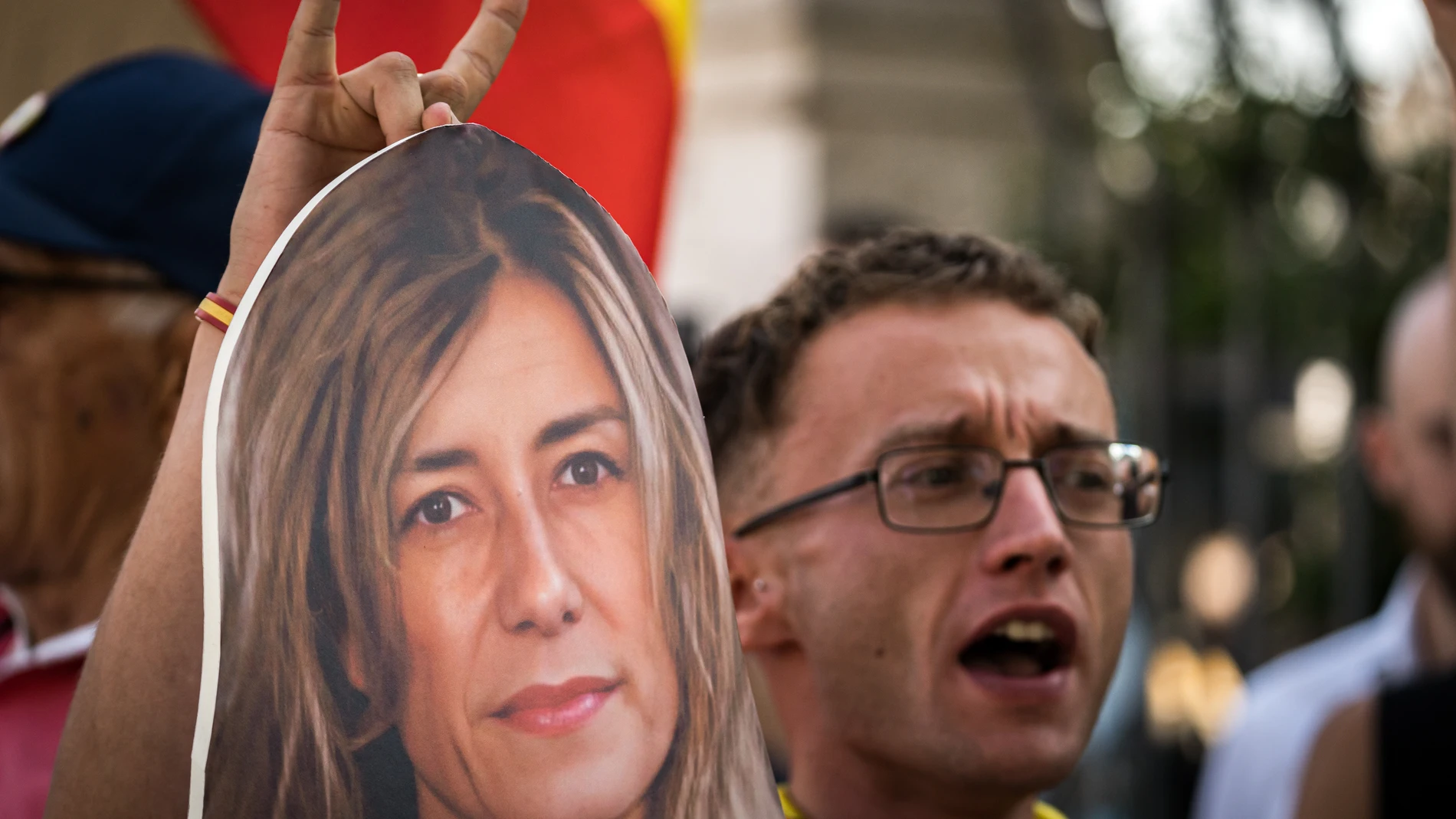 Varias personas se concentran para protestar contra el presidente del Gobierno antes de que su mujer, Begoña Gómez, llegue a declarar como investigada, en los juzgados de Plaza de Castilla, a 5 de julio de 2024, en Madrid (España). El titular del Juzgado de Instrucción número 41 de Madrid, Juan Carlos Peinado, ha citado a declarar como investigada a Begoña Gómez, esposa del presidente del Gobierno, Pedro Sánchez, por la presunta comisión de los delitos de corrupción en el sector privado y trá...
