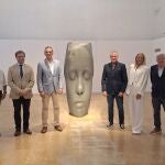 Los responsables del Espai Carmen Thyssen y la exposición, ayer, ante una obra de Jaume Plensa