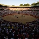 -FOTODELDIA- PAMPLONA, 10/07/2023.- Ambiente en la plaza de toros de Pamplona previo al cuarto encierro de los sanfermines 2023, protagonizado este lunes por la ganadería de Fuente Ymbro. EFE/Eloy Alonso