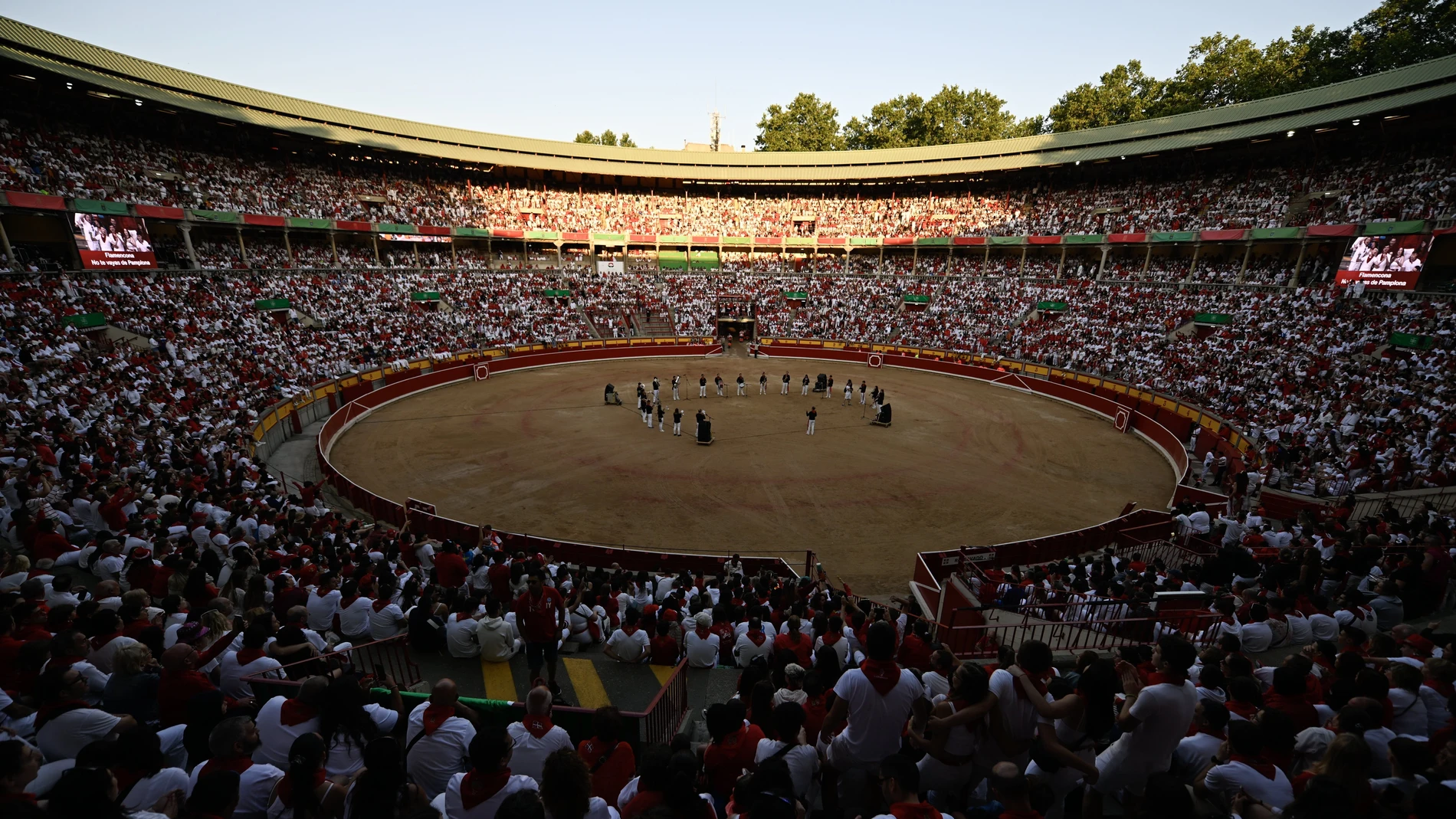 -FOTODELDIA- PAMPLONA, 10/07/2023.- Ambiente en la plaza de toros de Pamplona previo al cuarto encierro de los sanfermines 2023, protagonizado este lunes por la ganadería de Fuente Ymbro. EFE/Eloy Alonso