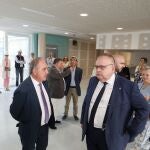 El consejero Alejandro Vázquez visita las obras del centro de salud de Aguilar de Campo. En la imagen conversa con el delegado de la Junta en Palencia, José Antonio Rubio