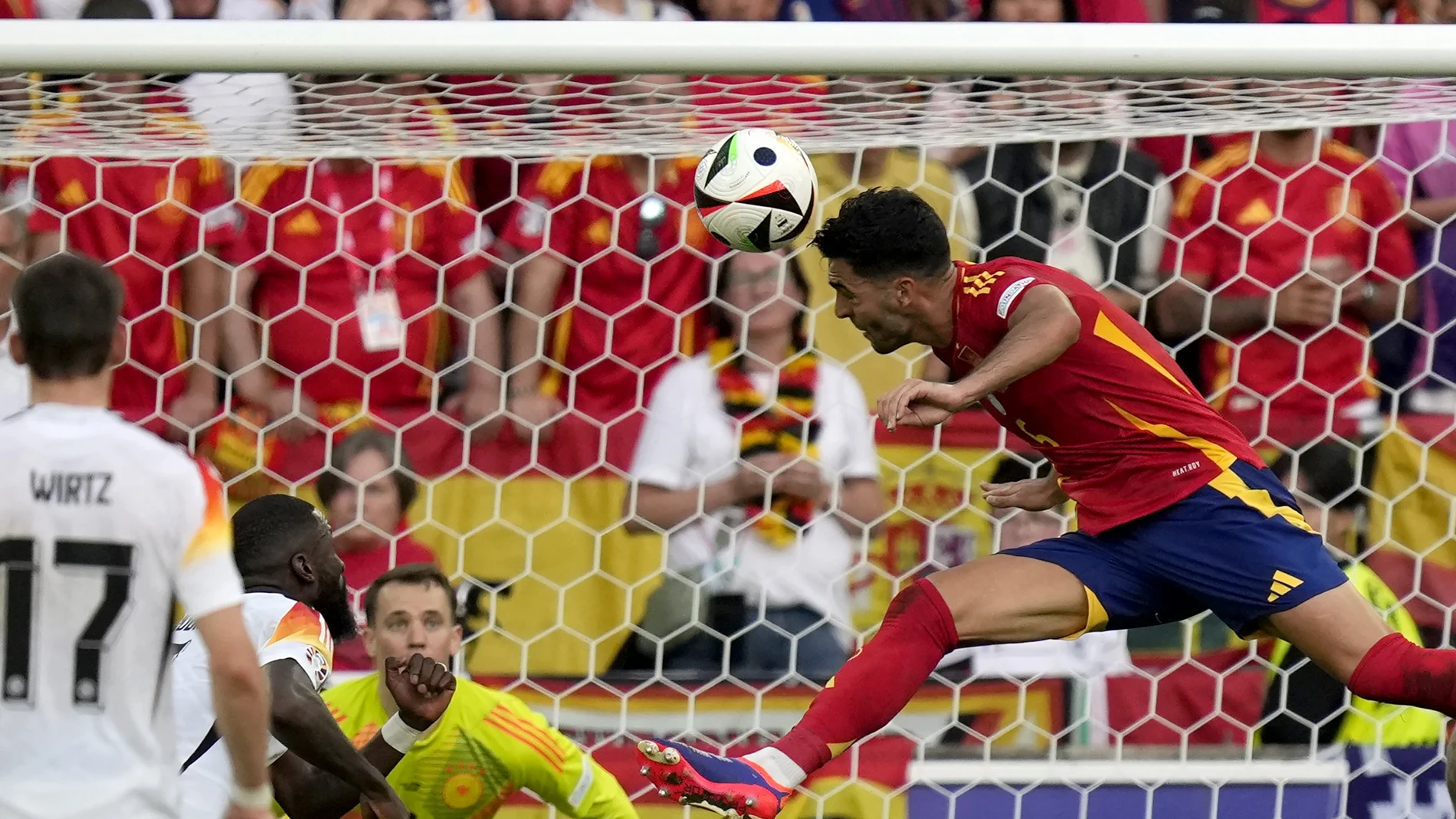 Mikel Merino cabecea ante Neuer el gol del triunfo de España