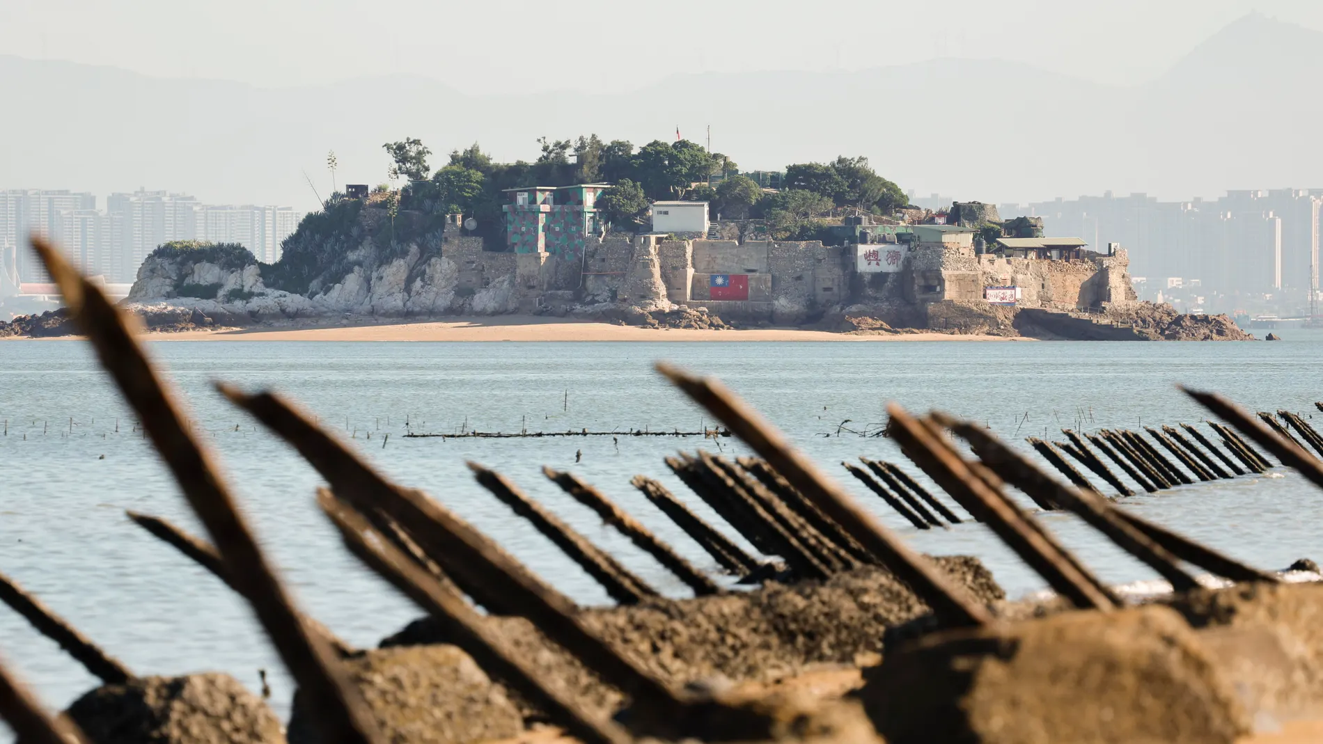Kinmen (Taiwan), 04/07/2024.- Xiamen City in China is seen in the background of Shihyu Islet (Shi Yu) in Kinmen County, Taiwan, 05 July 2024. Taiwan asked China to provide information on the detained Taiwanese fishing boat crew when their vessel was seized on 02 July 2024. The Dajinman 88 was intercepted by two Chinese ships near the Kinmen archipelago, an area controlled by Taiwan, according to a statement by the Taiwanese coastguard administration. EFE/EPA/RITCHIE B. TONGO