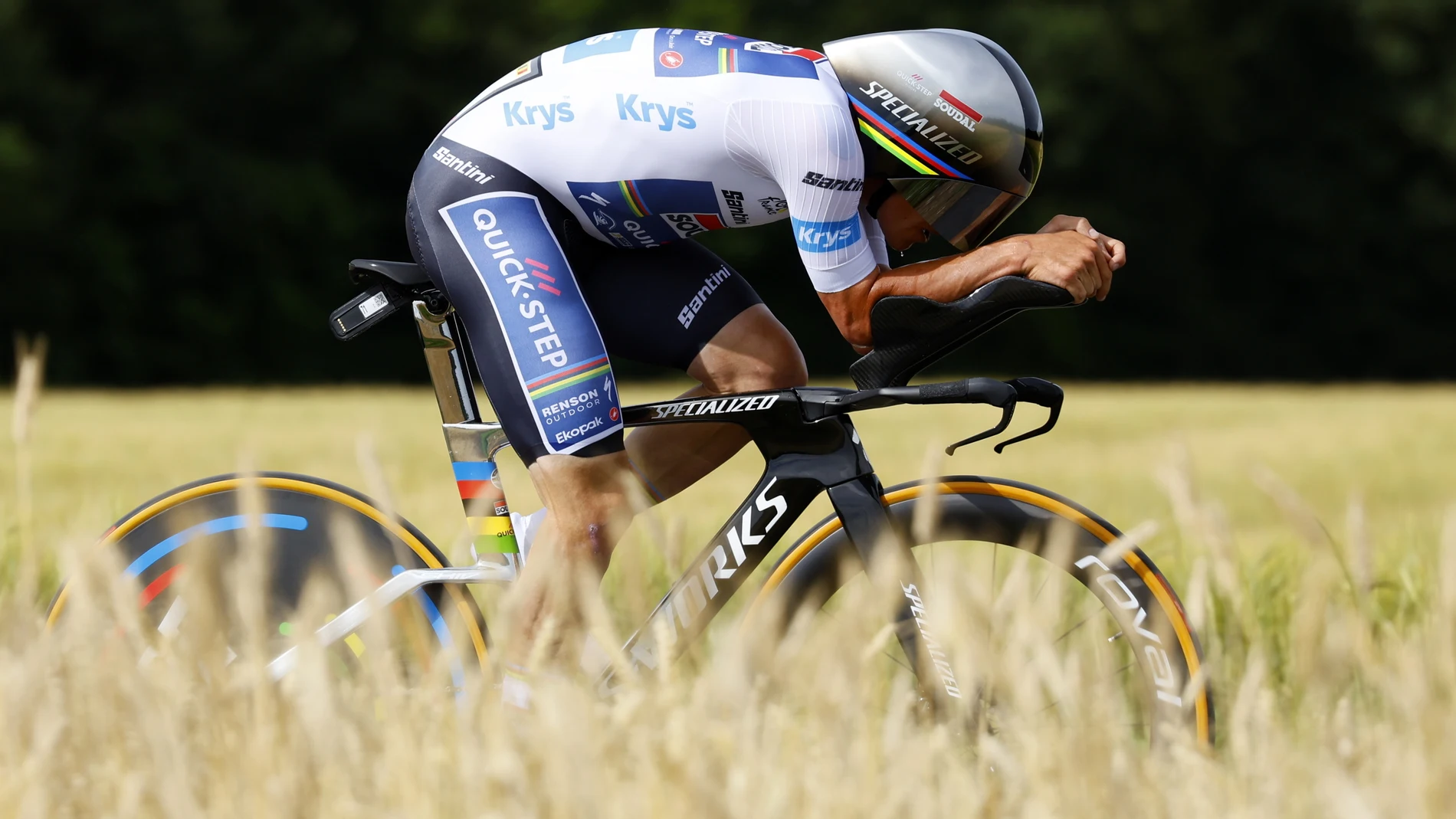 Nuits-saint-georges (France), 05/07/2024.- White jersey Belgian rider Remco Evenepoel of Soudal Quick-Step in action during the seventh stage of the 2024 Tour de France cycling race 25km individual time-trial (ITT) from Nuits-Saint-Georges to Gevrey-Chambertin, France, 05 July 2024. (Ciclismo, Francia) EFE/EPA/KIM LUDBROOK