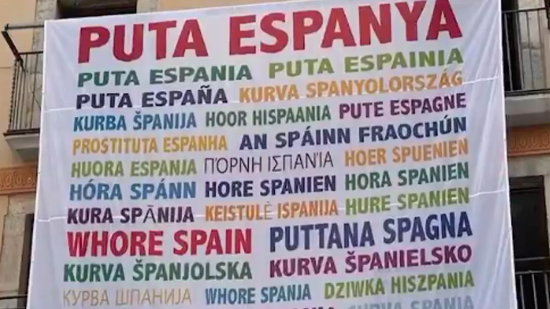Aparece un cartel con el lema de "Puta Espanya" en múltiples idiomas en el pueblo de Puigdemont