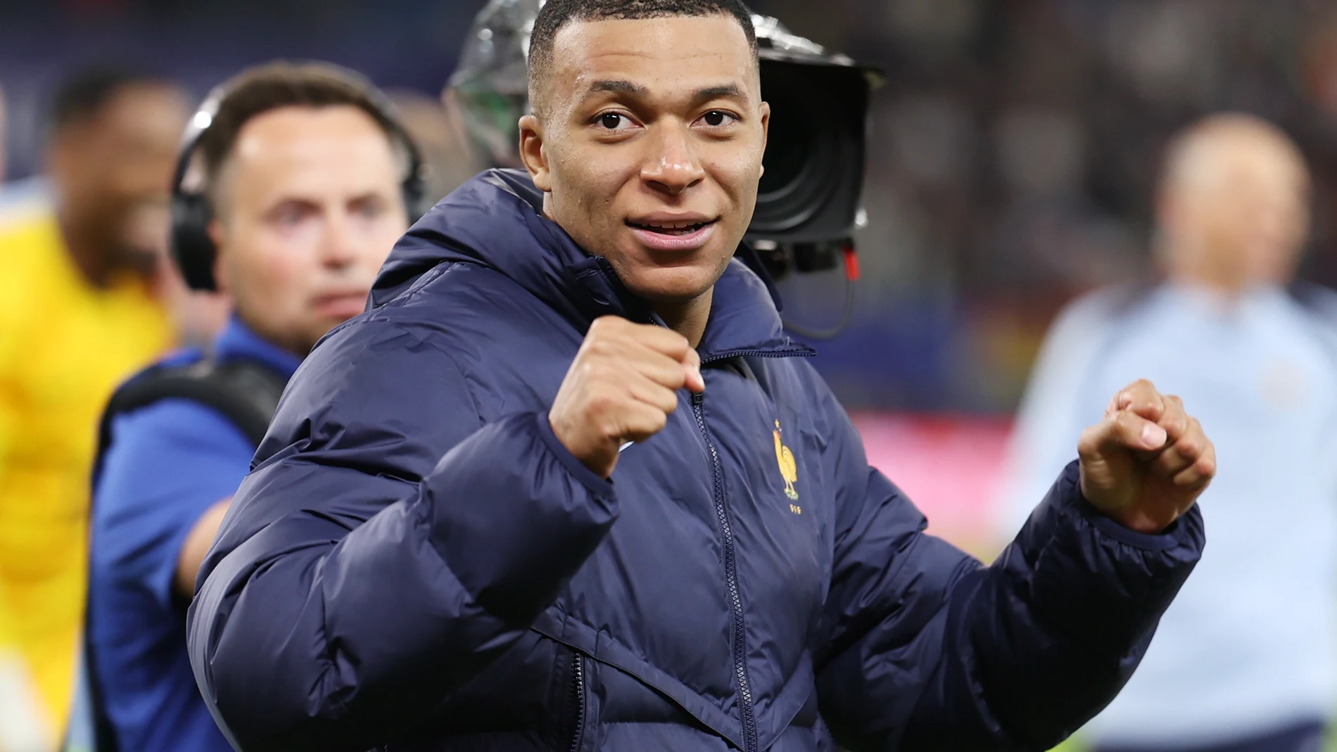 Hamburg (Germany), 05/07/2024.- Kylian Mbappe of France and teammates celebrate after winning the penalty shoot-out of the UEFA EURO 2024 quarter-finals soccer match between France and Portugal, in Hamburg, Germany, 05 July 2024. (Francia, Alemania, Hamburgo) EFE/EPA/CHRISTOPHER NEUNDORF