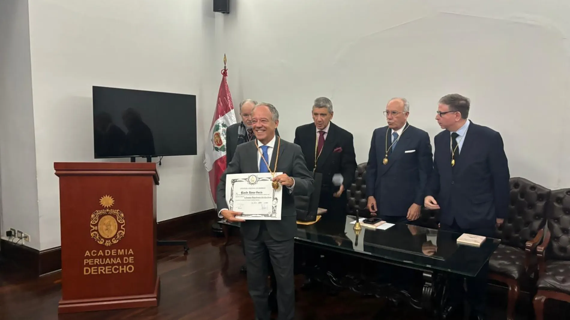Ricardo Alonso, el Decano de la Facultad de Derecho de la Complutense, fue designado Académico Honorario de la Academia Peruana de Derecho