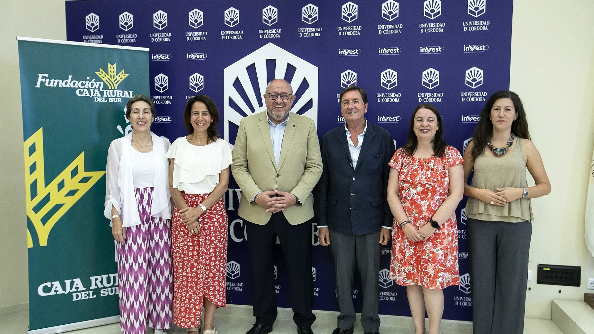 Foto tras la firma del convenio de colaboración