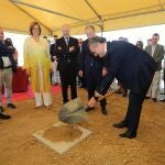 El consejero Gerardo Dueñas pone la primera piedra del proyecto "Iberóleo" en presencia de Armisén y Luis Calderón, entre otras autoridades