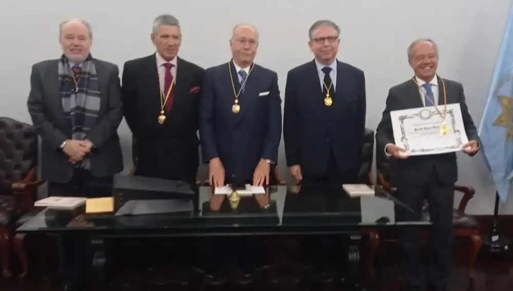 El profesor Ricardo Alonso (der.) fue designado Académico Honorario de la Academia Peruana de Derecho