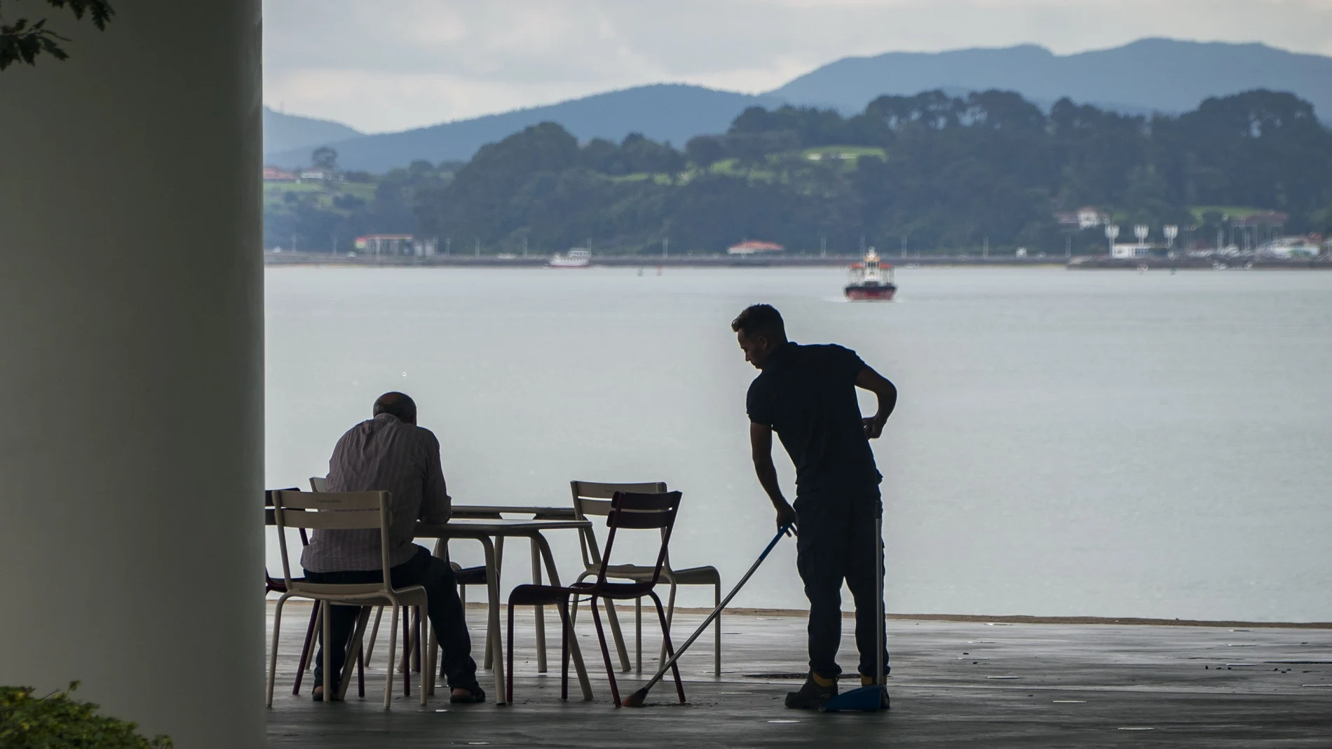 Un camarero trabaja en una terraza de Santander.