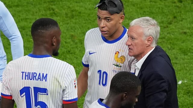 Didier Deschamps charla con Thuram y Mbappé en el Portugal-Francia