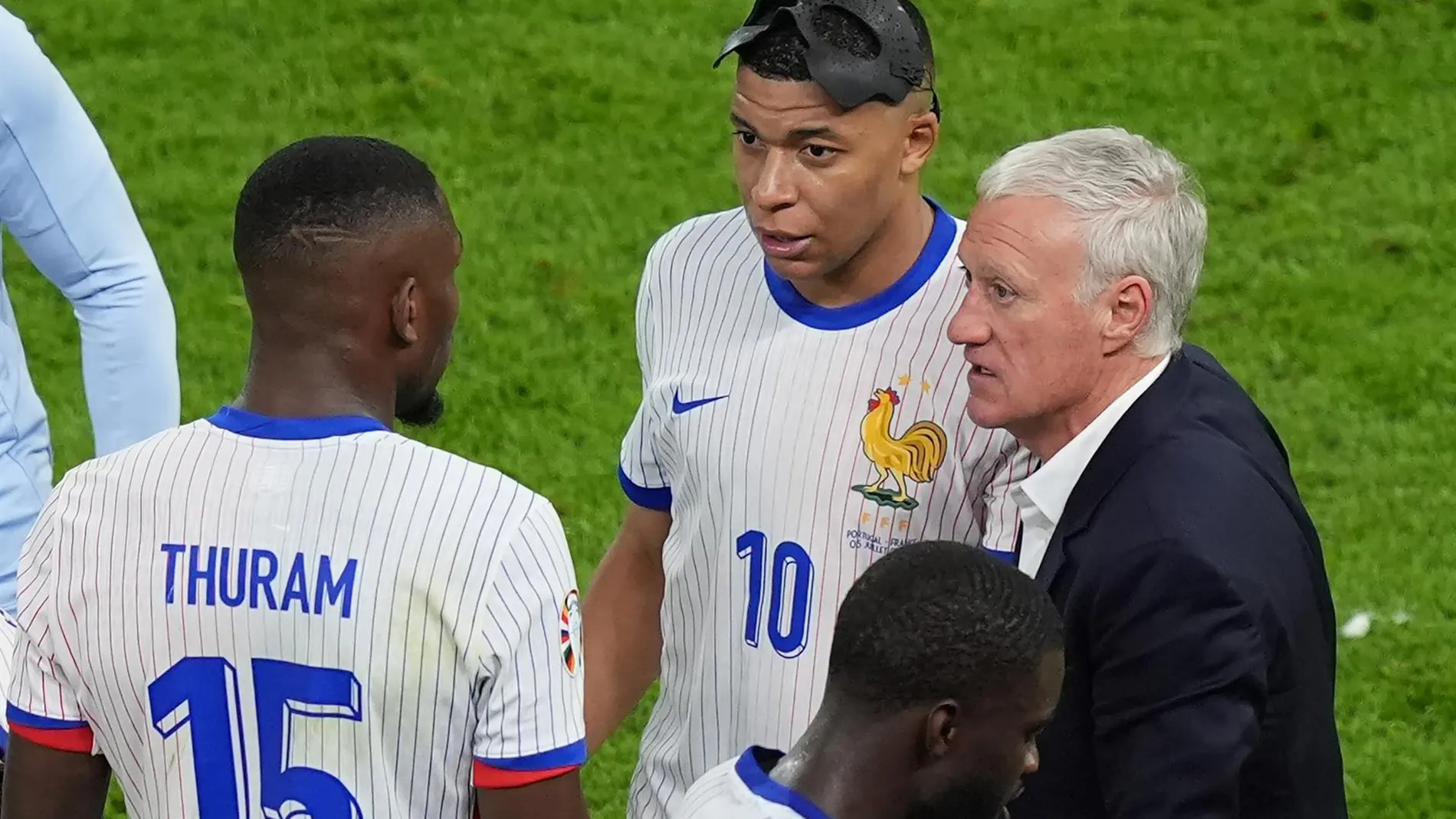 Didier Deschamps charla con Thuram y Mbappé en el Portugal-Francia