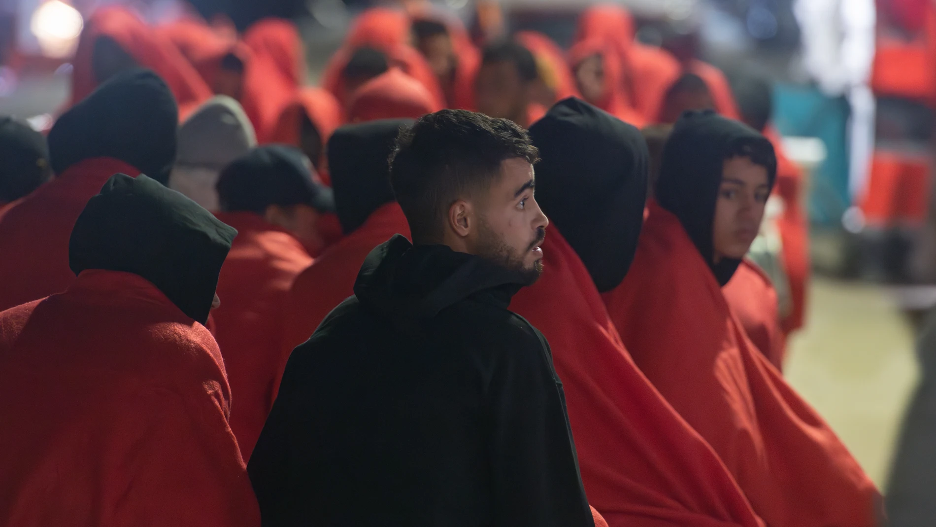 GRAN TARAJAL (FUERTEVENTURA) (ESPAÑA), 04/07/2024.- La Salvamar Ízar, de Salvamento Marítimo, ha rescatado este jueves una patera con unas 45 personas a bordo al este de Fuerteventura y ha trasladado a sus ocupantes al puerto de Gran Tarajal. EFE/Carlos de Saá
