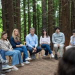 Feijóo visita a jóvenes de un campamento de Reformismo21 en Oyambre y pasea por Cabezón